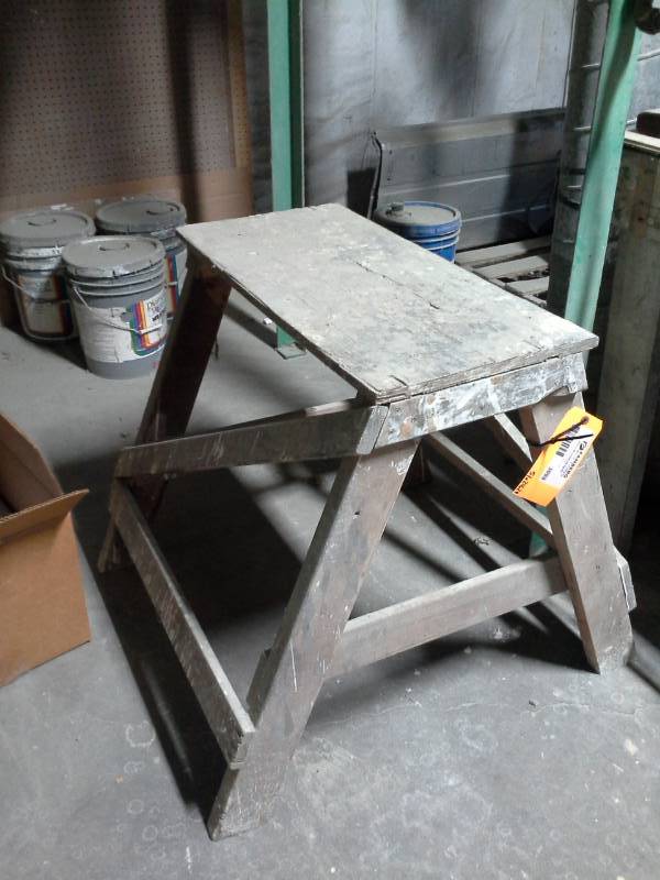lot 3098 image: Wooden BenchStand