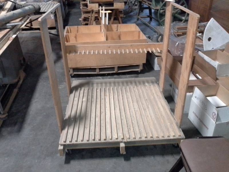 lot 3201 image: Custom Pallet on Wheels