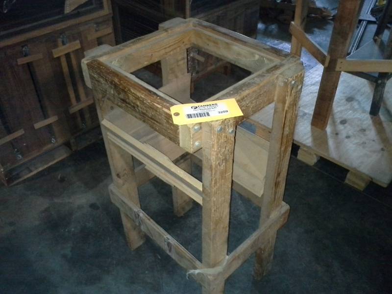 lot 3209 image: Wooden BenchStand