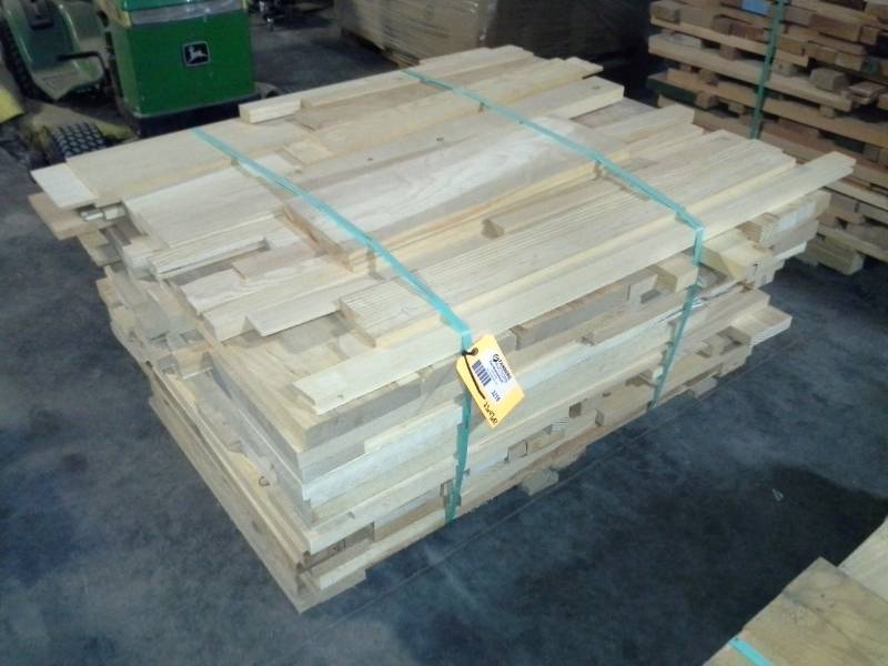 lot 3219 image: Pallet of Mixed Wood, Appears to be lighter species
