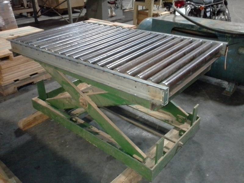 lot 3224 image: Manual Raise Adjustable Metal Roller Table