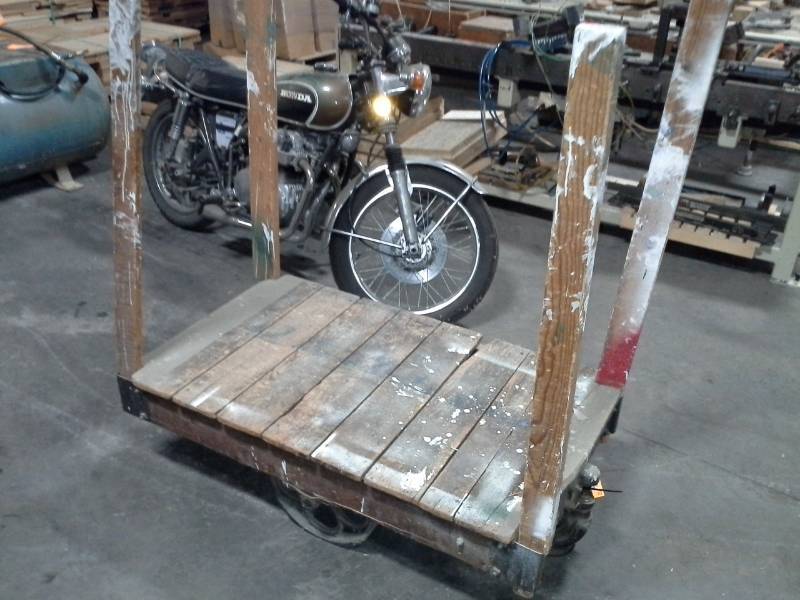 lot 3226 image: Unknown Brand Railroad Cart (See Fancy Logo)
