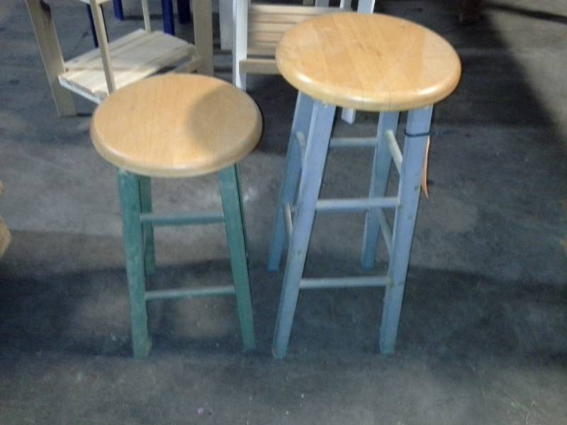 lot 3232 image: Pair of Stools
