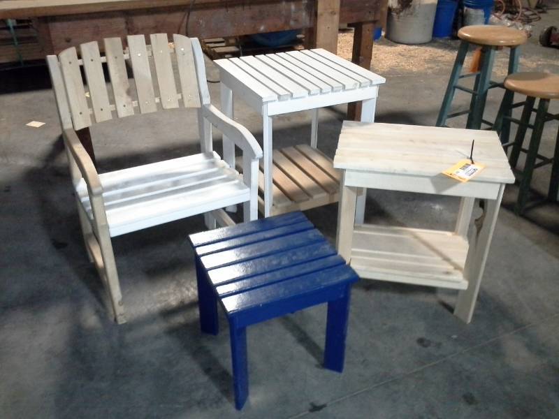 lot 3231 image: Furniture Lot - 3 Tables and a Chair
