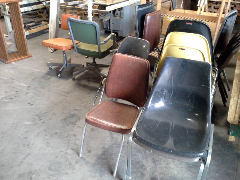 lot 3250 image: Lot of 18 Chairs