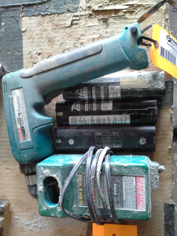 lot 3258 image: Makita Drill and Batteries