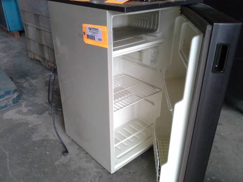 lot 3293 image: Small Dorm-Style Refrigerator