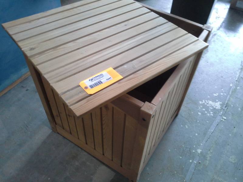 lot 3297 image: Unfinished Cedar Patio Cushion Box