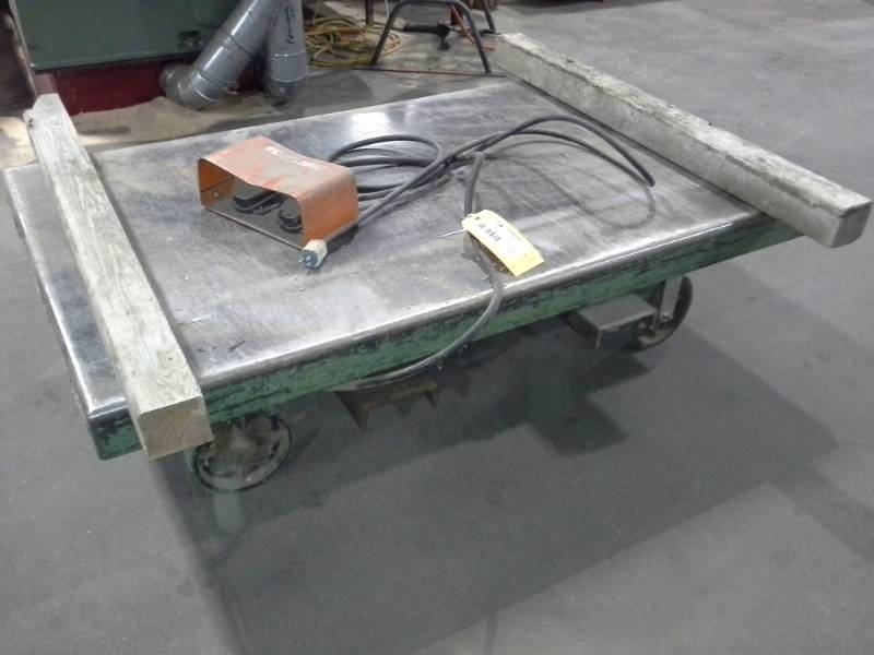 lot 3421 image: Electric Lifting Table
