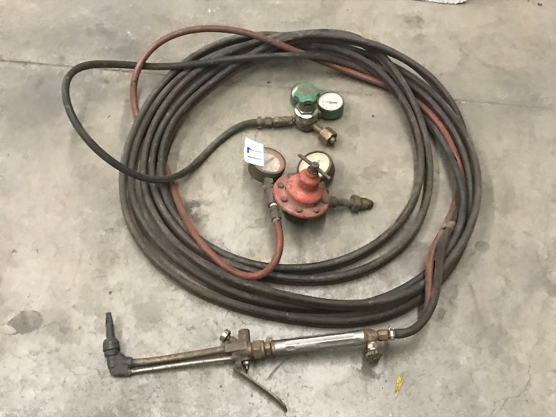 lot 17 image: Oxi-Acetylene Hose Set With Regulat...