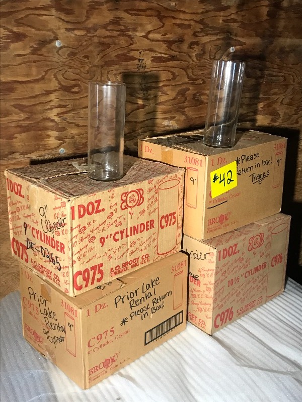 lot 42 image: (4) Cases Of Party-Rental Glass Vases
