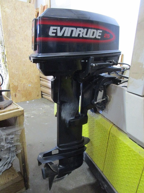 lot 100 image: EVINRUDE OUTBOARD MOTOR