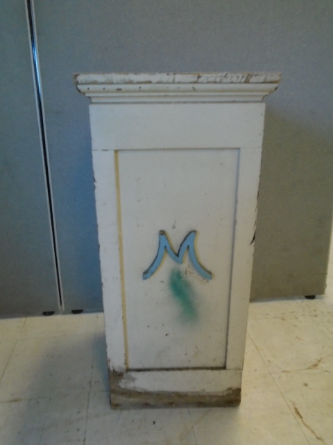 lot 61 image: Podium