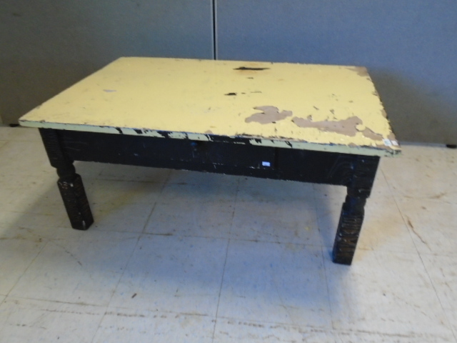 lot 59 image: Vintage Table