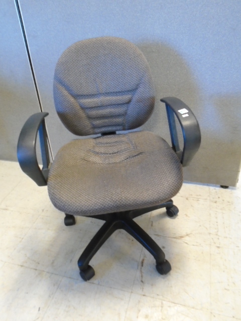 lot 84 image: Computer Chair