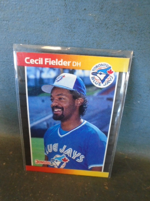 lot 46 image: Beckett Baseball Card Monthly Magazine and Cecil Fielder Cards