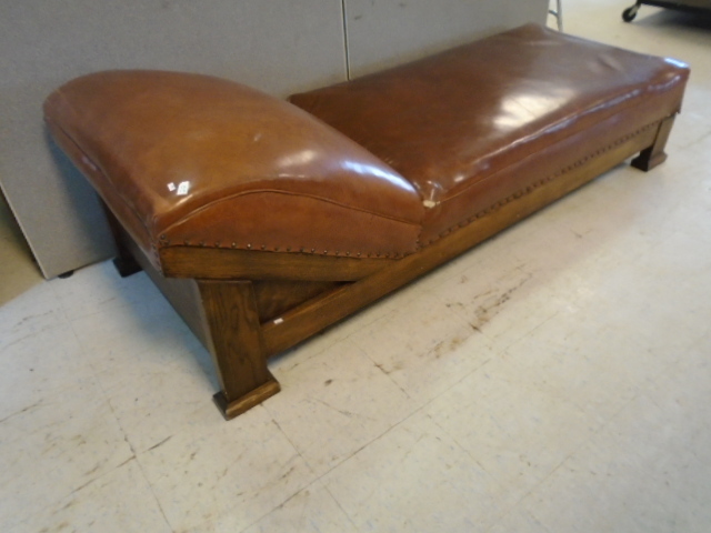 lot 22 image: Chaise Lounge