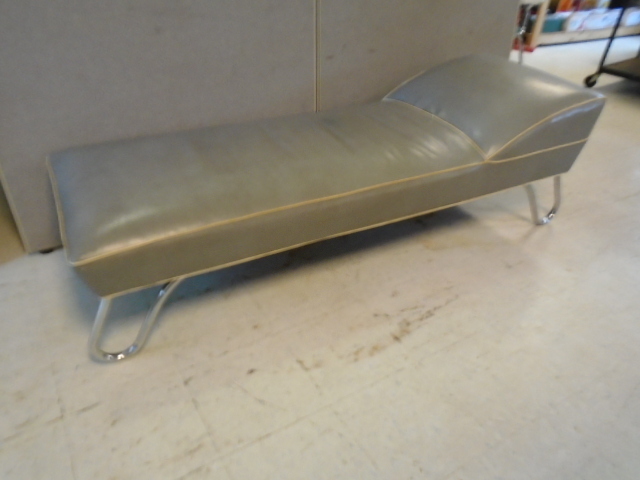 lot 76 image: Vintage Lounger