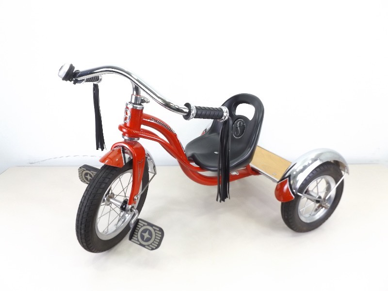 lot 8 image: 12 Schwinn Roadster Trike