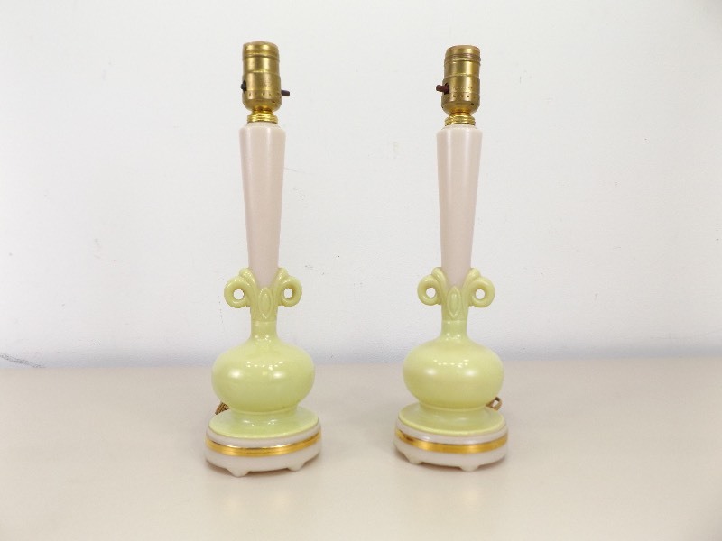 lot 21 image: 2&nbspVintage Art Deco Aladdin Alacite Glass Boudoir Lamps