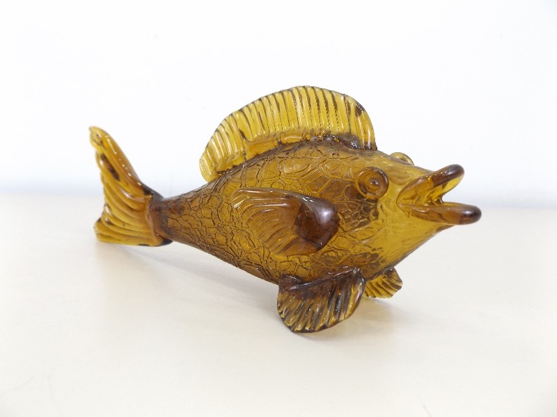 lot 23 image: Vintage Amber Crackle Glass Fish
