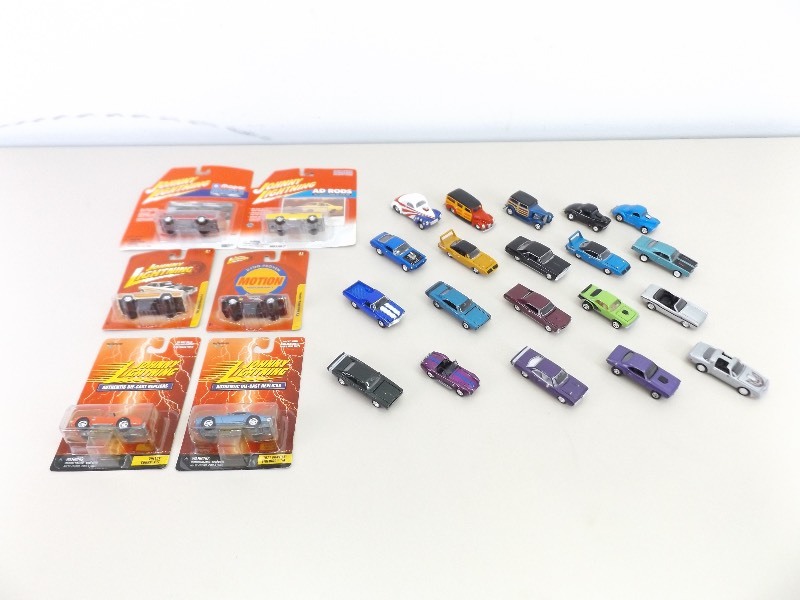lot 37 image: 26 New in Package, and MINT Loose Johnny Lightning Cars