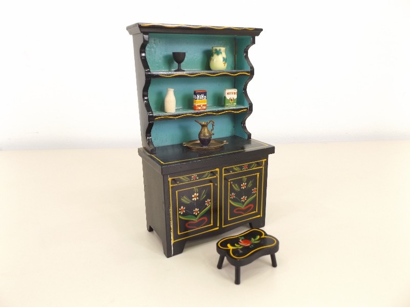lot 46 image: Vintage Royal Sealy Wood Dollhouse Hutch with Accessories 