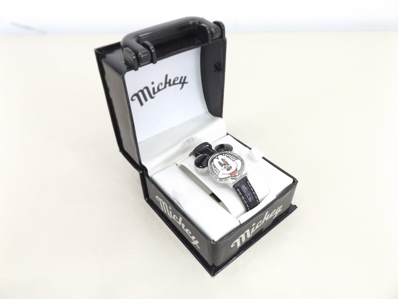 lot 50 image: NEW Mickey Mouse Watch in Original Box