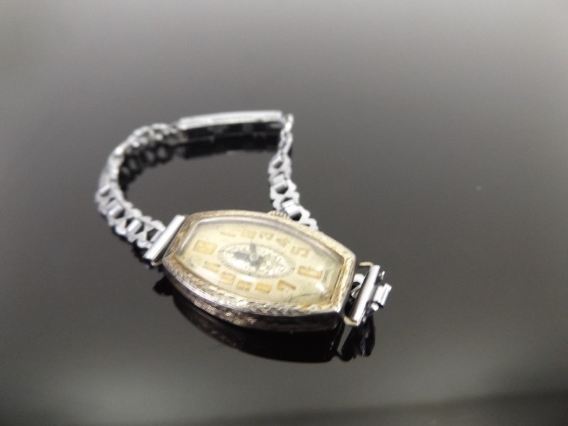 lot 52 image: Antique&nbspElba Watch Co. 14k White Gold Womens 16 Jewel Watch