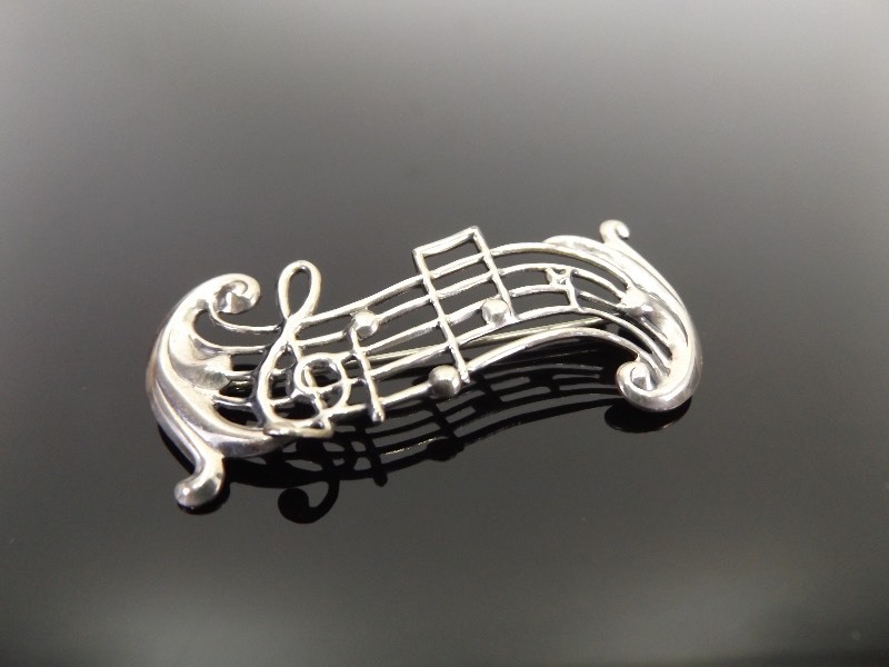 lot 57 image: .925 Sterling Silver Music Themed Brooch