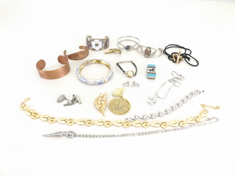lot 62 image: Lot of High End Designer Costume Jewelry