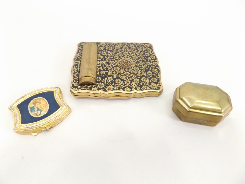 lot 68 image: Vintage Stratton etc. Compacts etc.