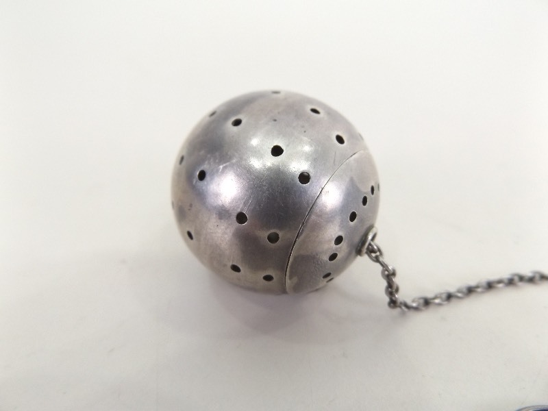 lot 70 image: Antique .925 Sterling Silver Tea Infuser