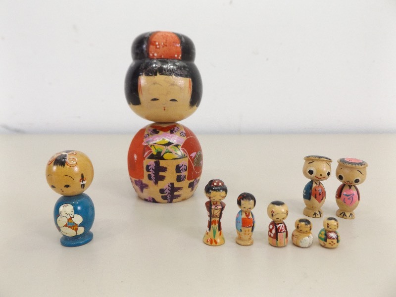 lot 76 image: 8 Vintage Hand Painted Wood Kokeshi Dolls