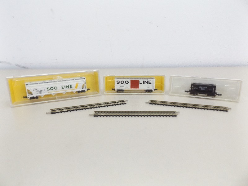 lot 77 image: Vintage N-Scale Atlas Train Cars, and Tracks 