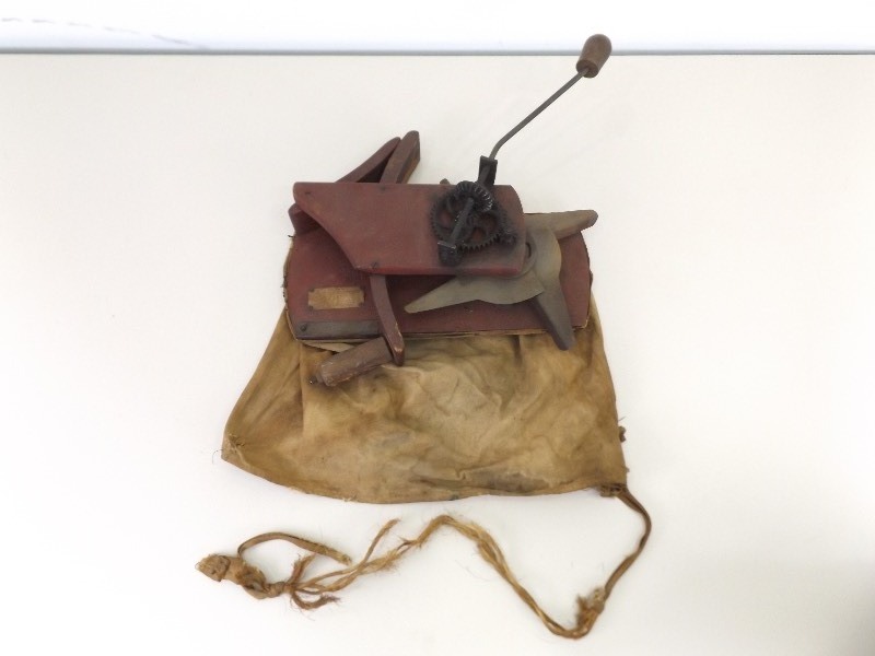 lot 81 image: Antique Seed Fiddle