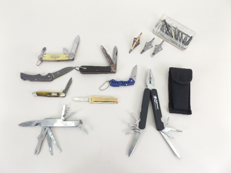 lot 82 image: Lot of Pocket Knives, Arrow, etc. 
