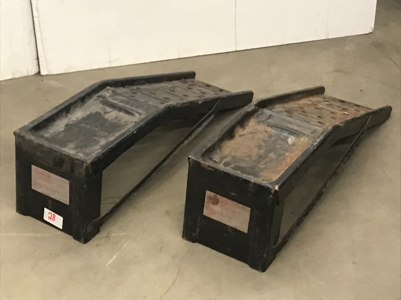 lot 28 image: Set Of Car Ramps