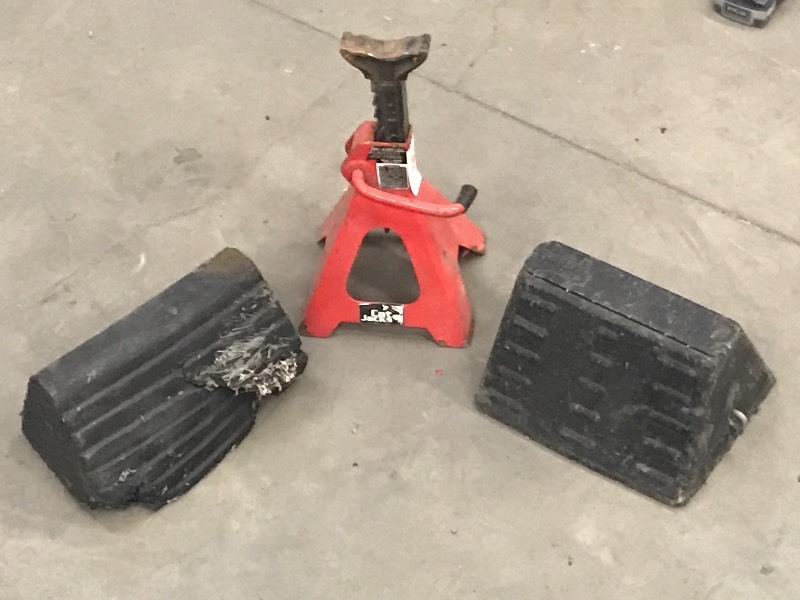 lot 30 image: (1) Jack Stand & (1) Set Of Wheel Chucks
