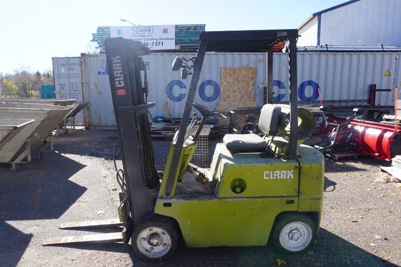 lot 2 image: Clark Model C500-35 LP Powered Fork Lift