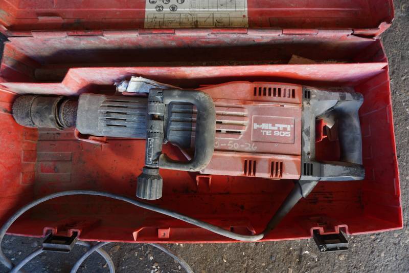 lot 10 image: Hilti Model TE 905 Commercial Electric Demolition Jack Hammer With Case