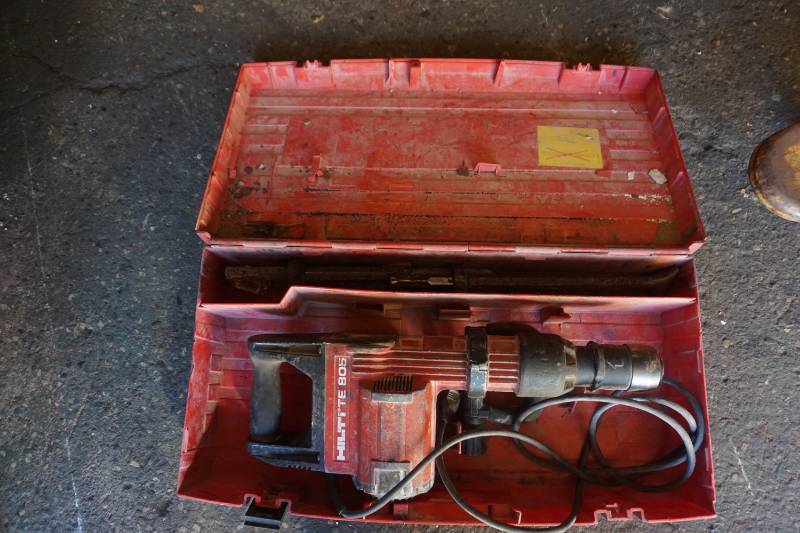 lot 11 image: Hilti Model TE 805 Commercial Electric Demolition Jack Hammer With Case