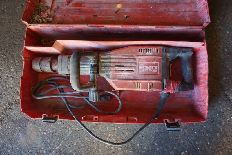 lot 13 image: Hilti Model TE 905 Commercial Electric Demolition Jack Hammer With Case