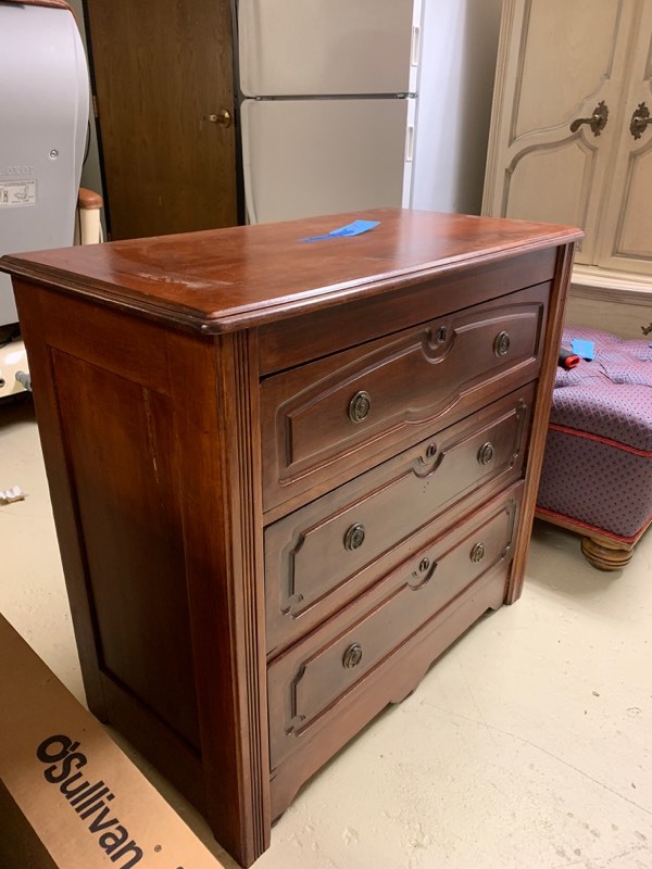 lot 210 image: WOODEN 3-DRAWER DRESSER