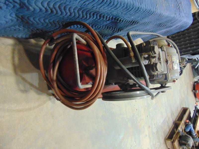 lot 14 image: Portable Air Compressor