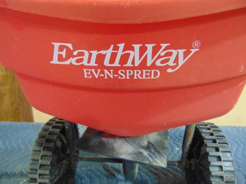 lot 43 image: Earthway Walk Behind Spreader