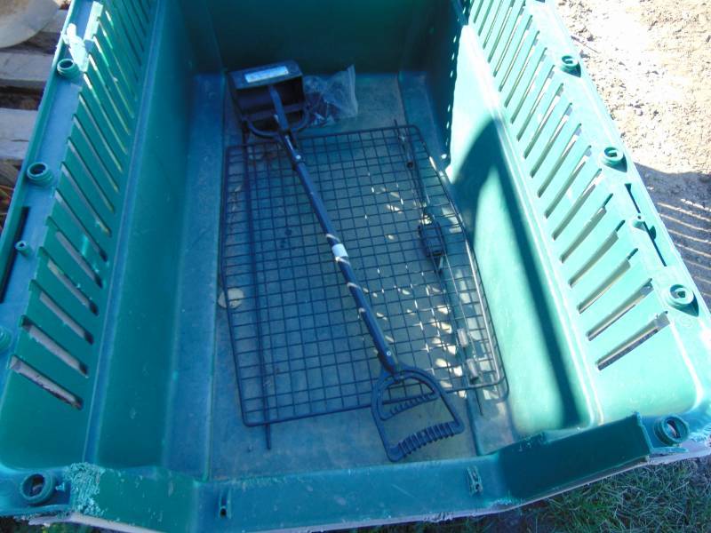 lot 77 image: Large Porter Kennel With Pooper Scooper