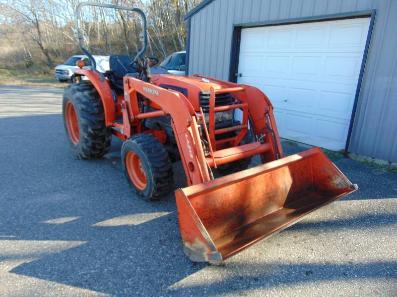 lot 102 image: L3130 Kubota Tractor With Loader Bucket