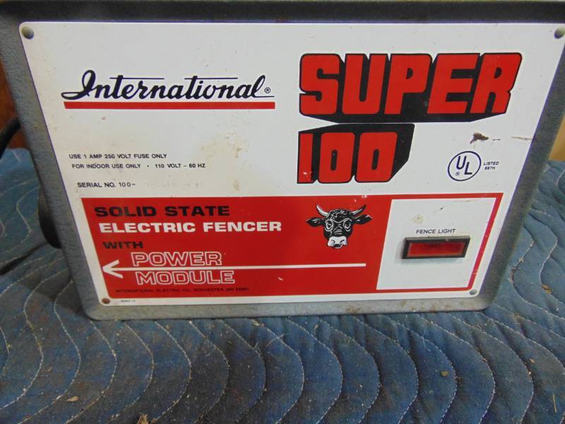 lot 126 image: International Super 100 Electric Fencer