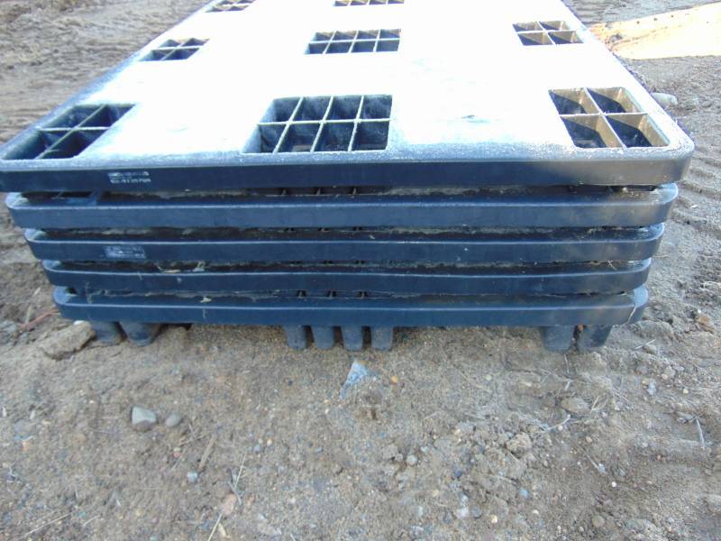 lot 135 image: (5) Plastic Pallets